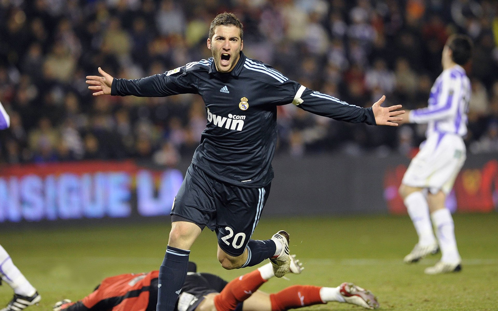 绿茵绝杀与羽坛新章，当德国战车撞碎太极虎，桃田贤斗重写历史