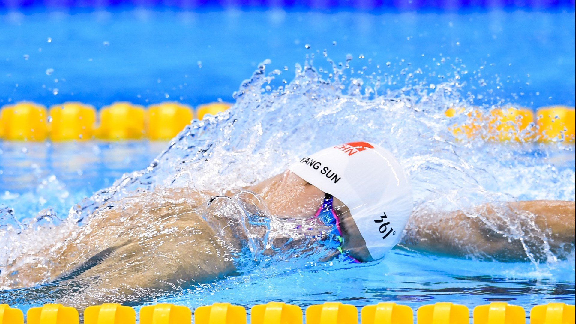 跨越时空的篮球对决，深圳队对阵独行侠，恩比德关键进球定乾坤