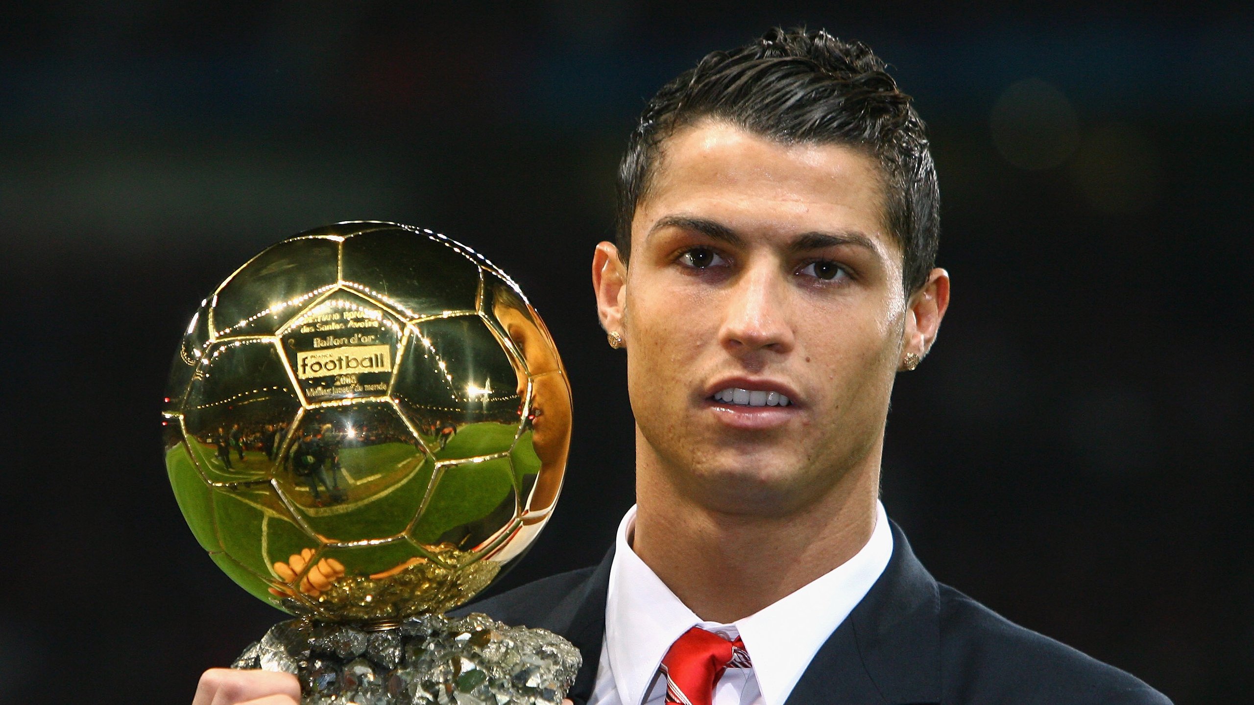 从橄榄球场到篮球馆，跨越时空的巅峰对决与生死接管